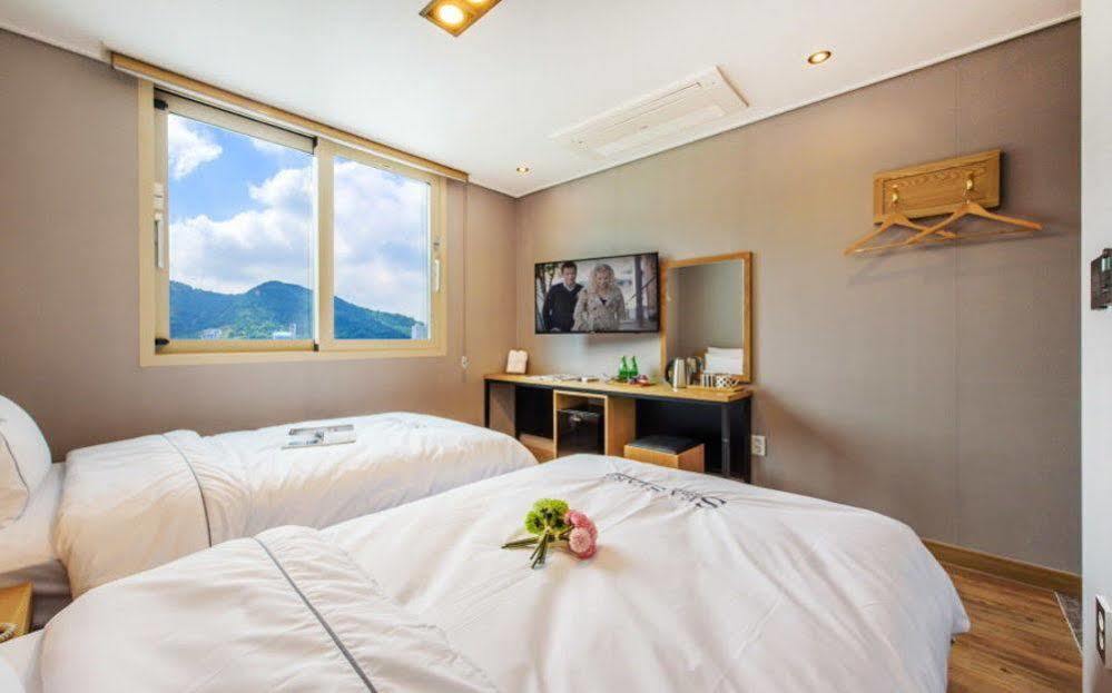 Sea Star Hostel Yeosu Bagian luar foto