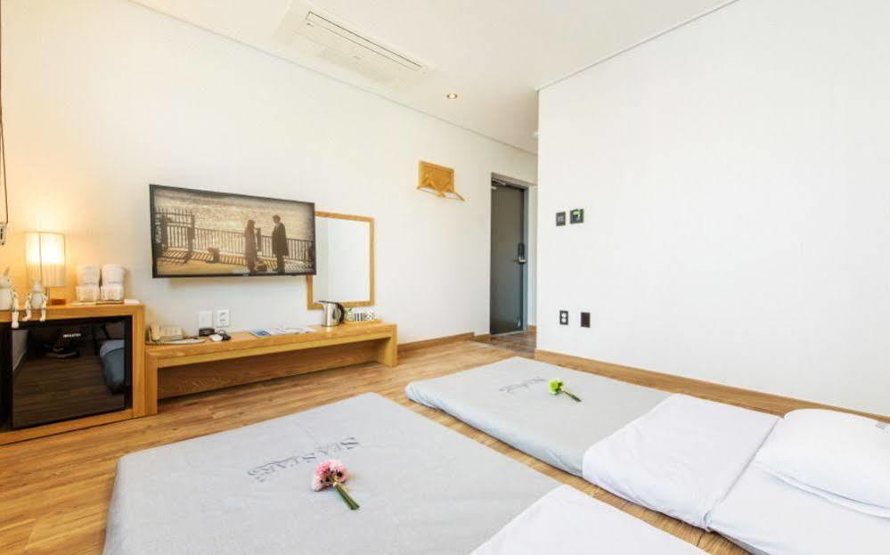 Sea Star Hostel Yeosu Bagian luar foto